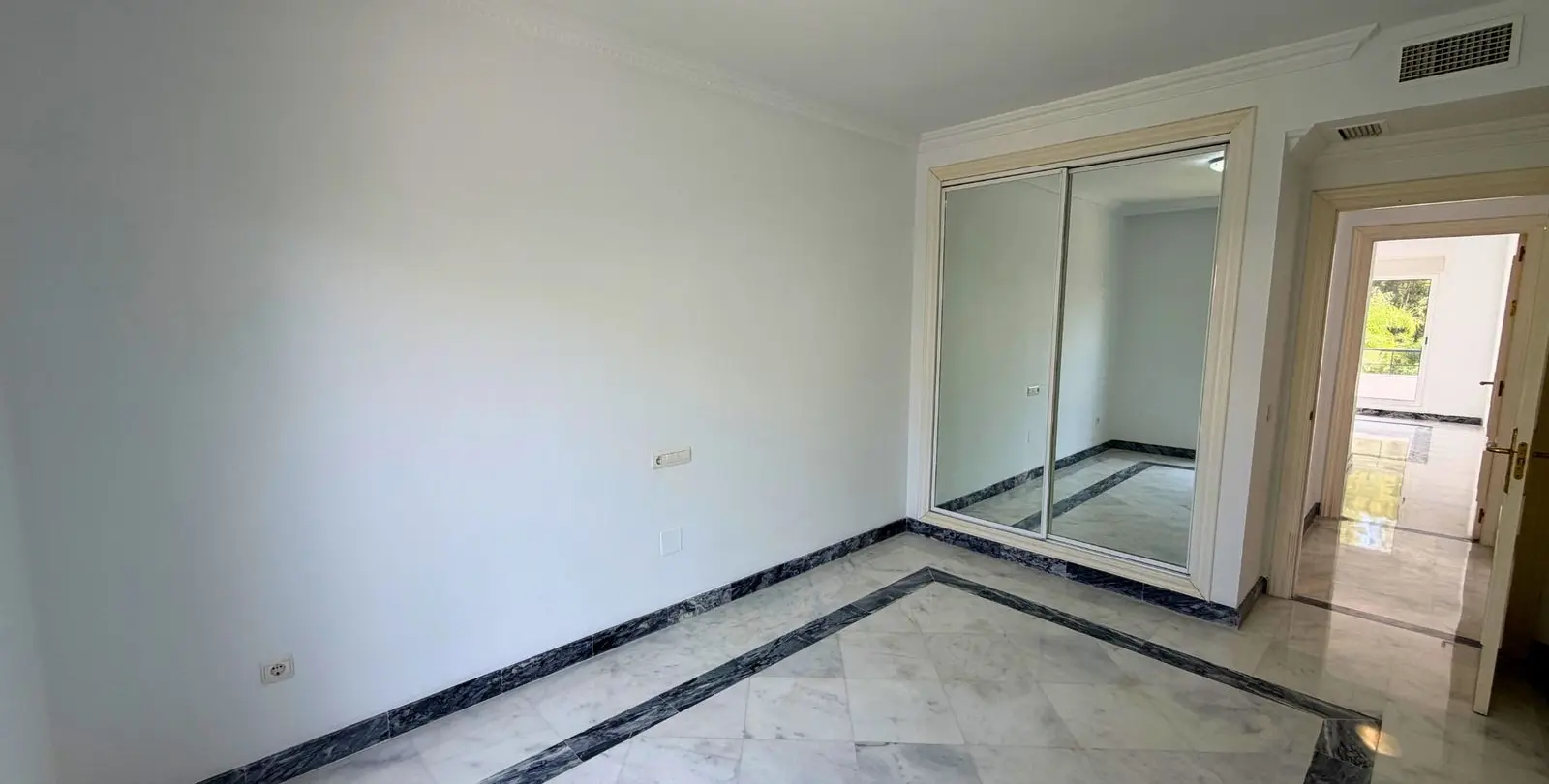 Sale of penthouse in Nueva Andalucía 30