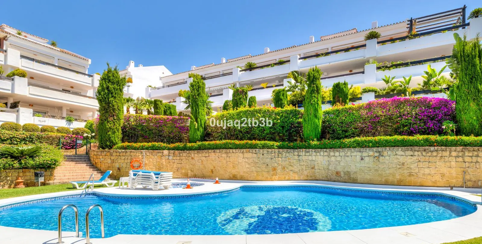Sale of middle floor apartment in Aloha 1