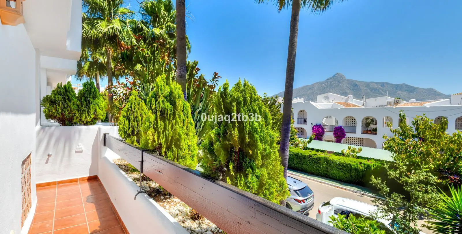 Sale of middle floor apartment in Aloha 2