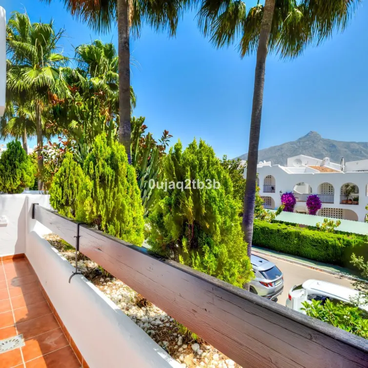 Sale of middle floor apartment in Aloha