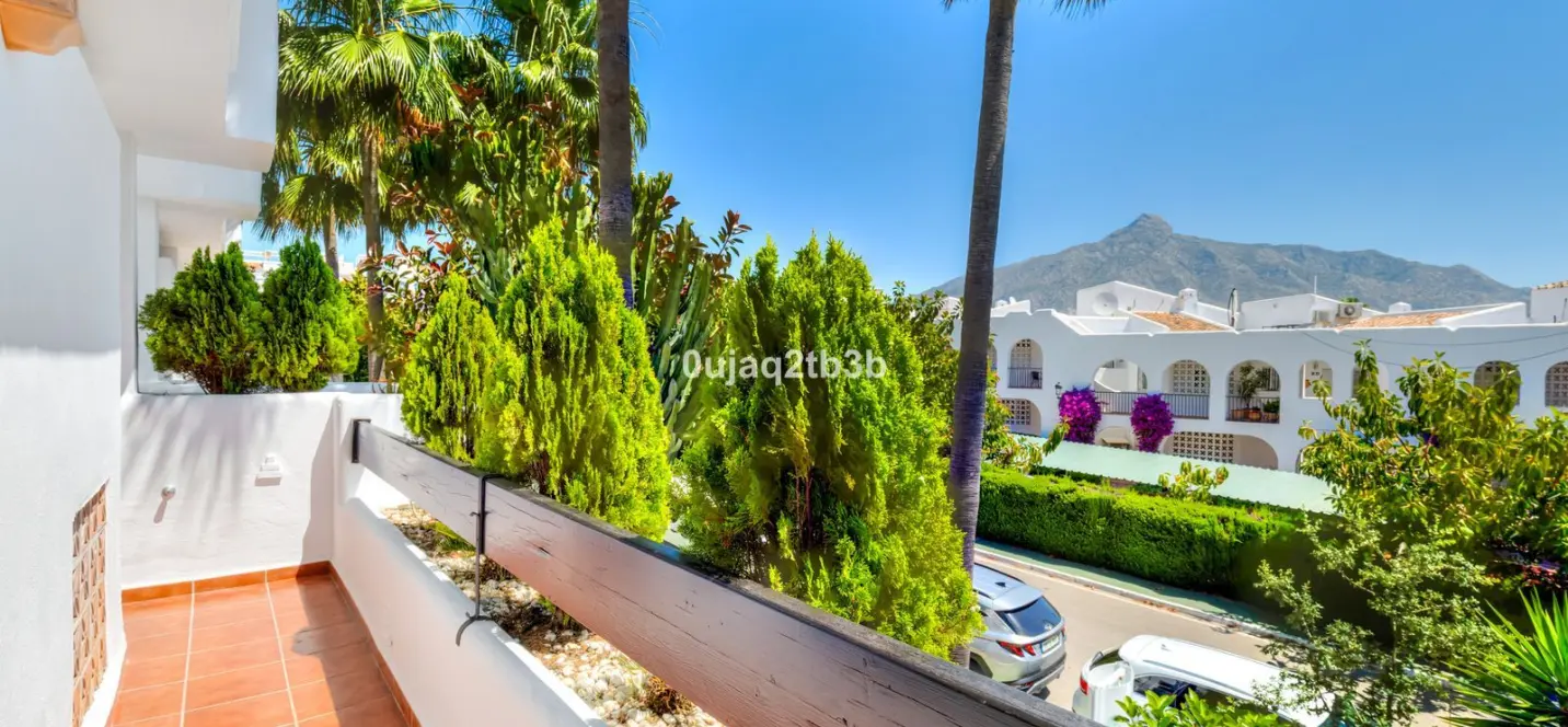 Sale of middle floor apartment in Aloha 1