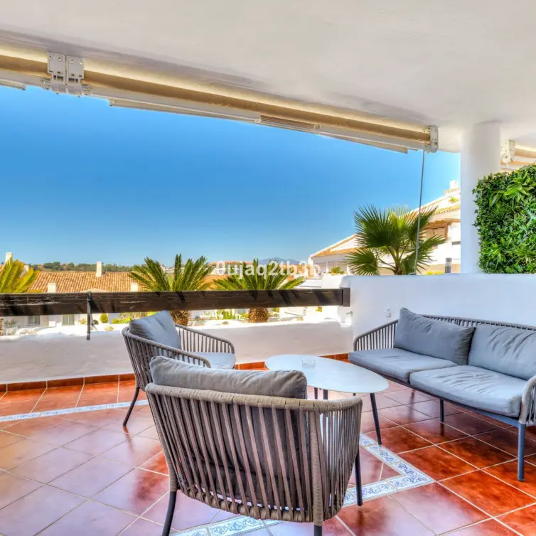 Sale of middle floor apartment in Aloha