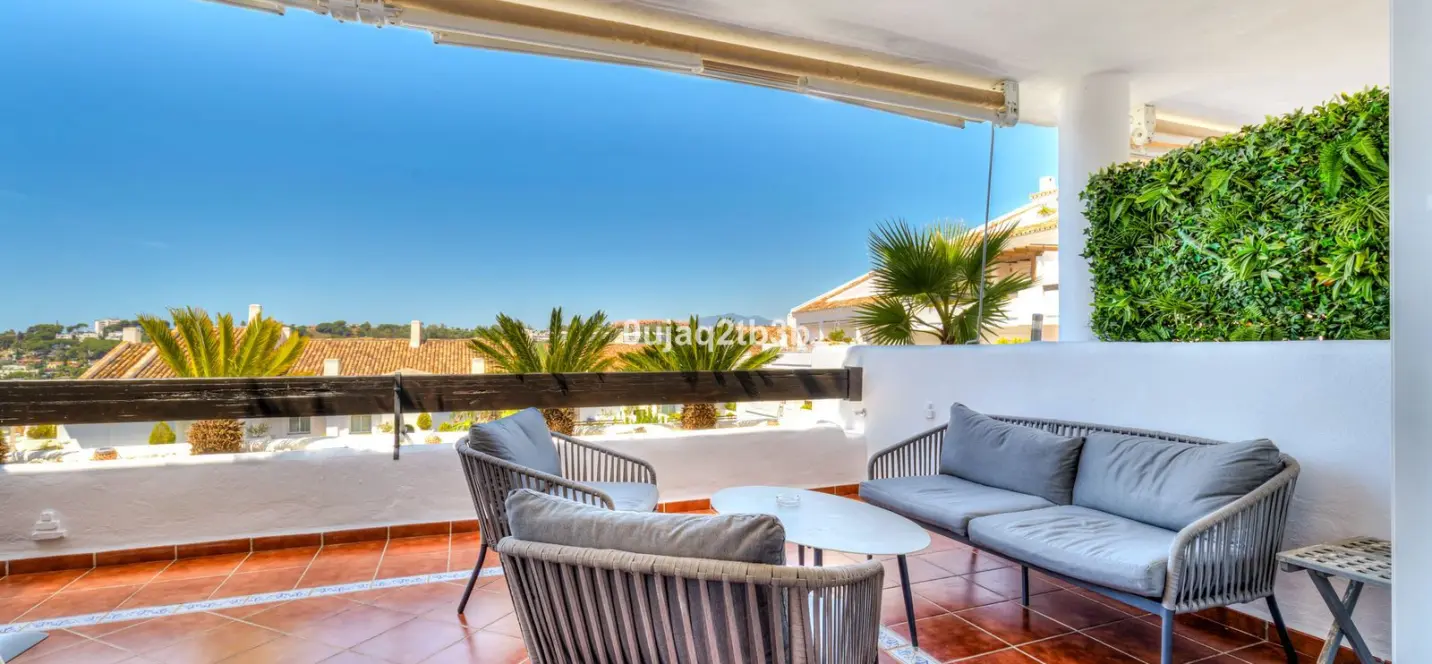 Sale of middle floor apartment in Aloha 2