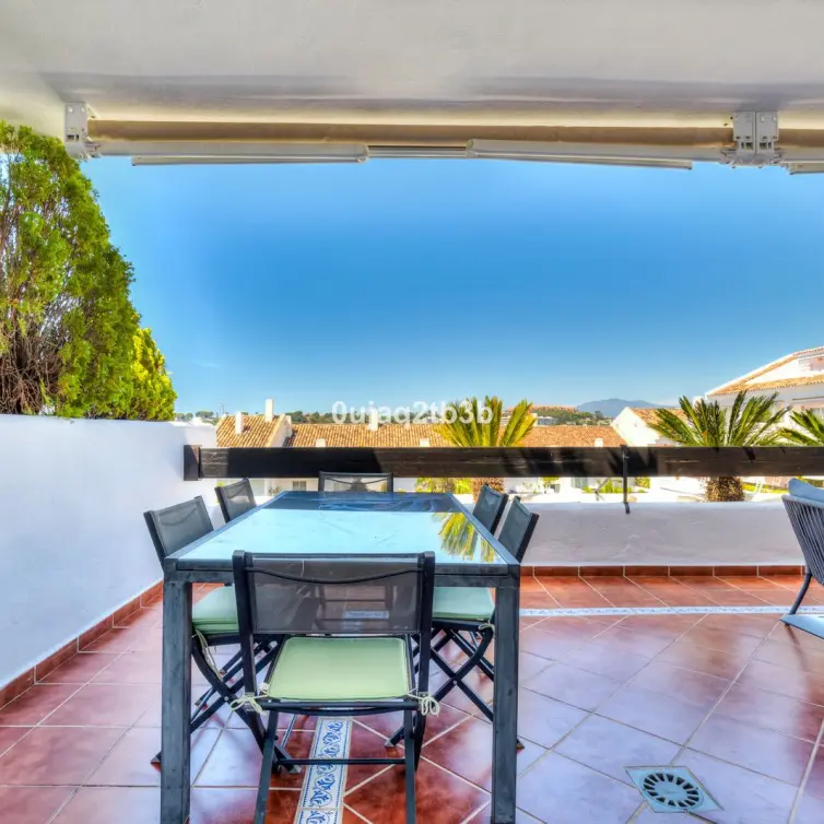 Sale of middle floor apartment in Aloha