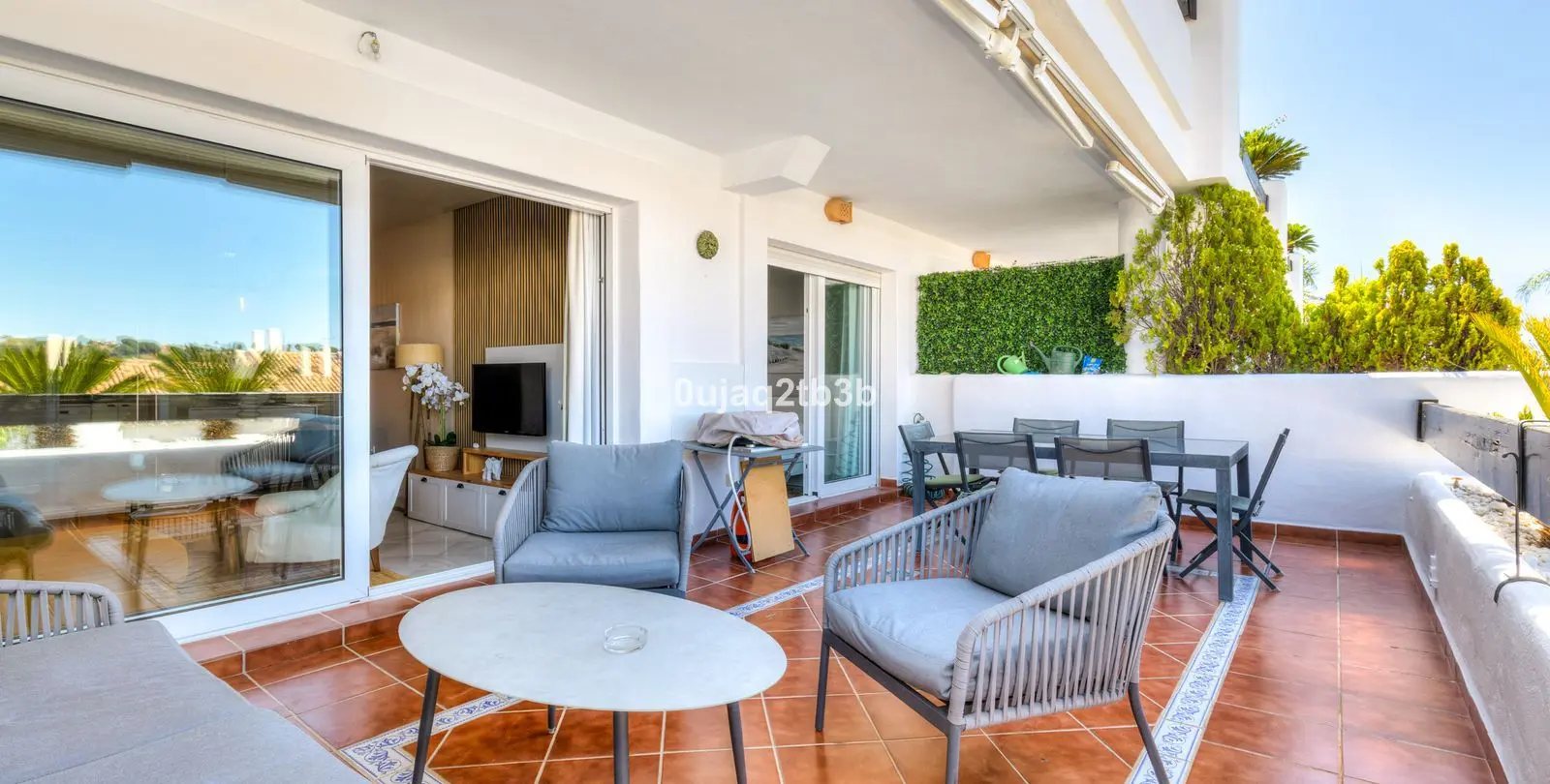 Sale of middle floor apartment in Aloha 5