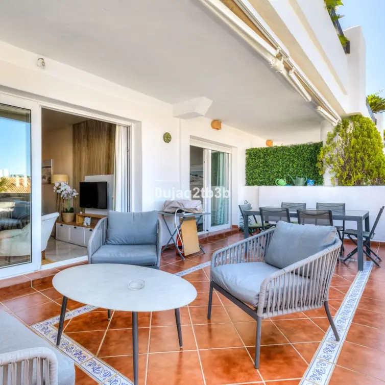 Sale of middle floor apartment in Aloha