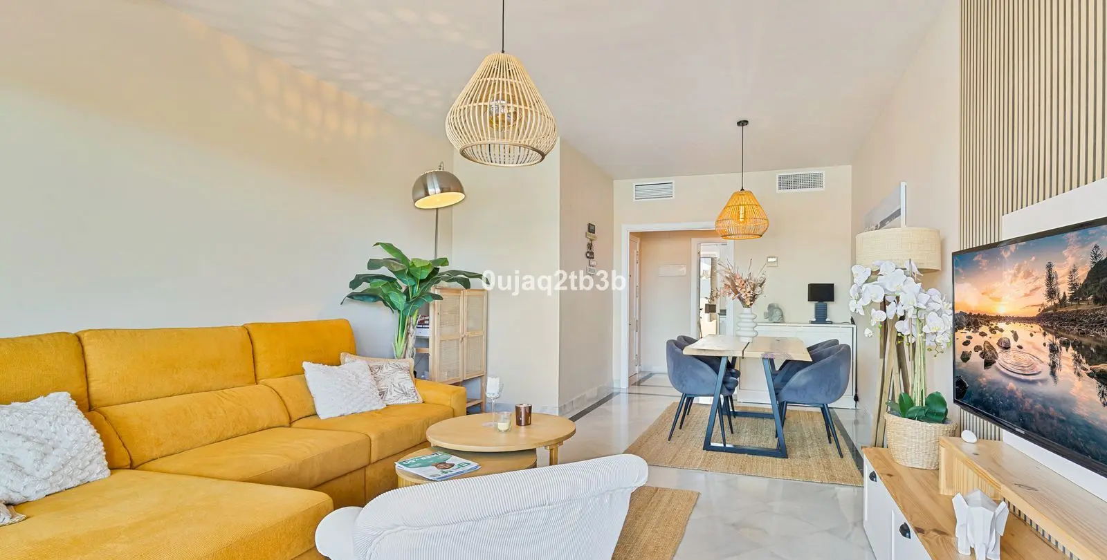 Sale of middle floor apartment in Aloha 6