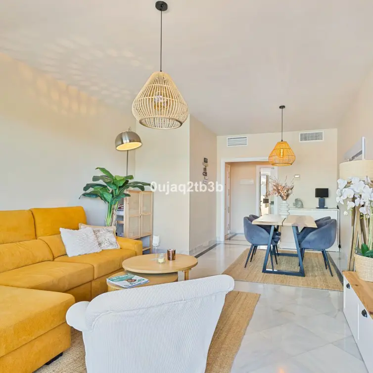 Sale of middle floor apartment in Aloha