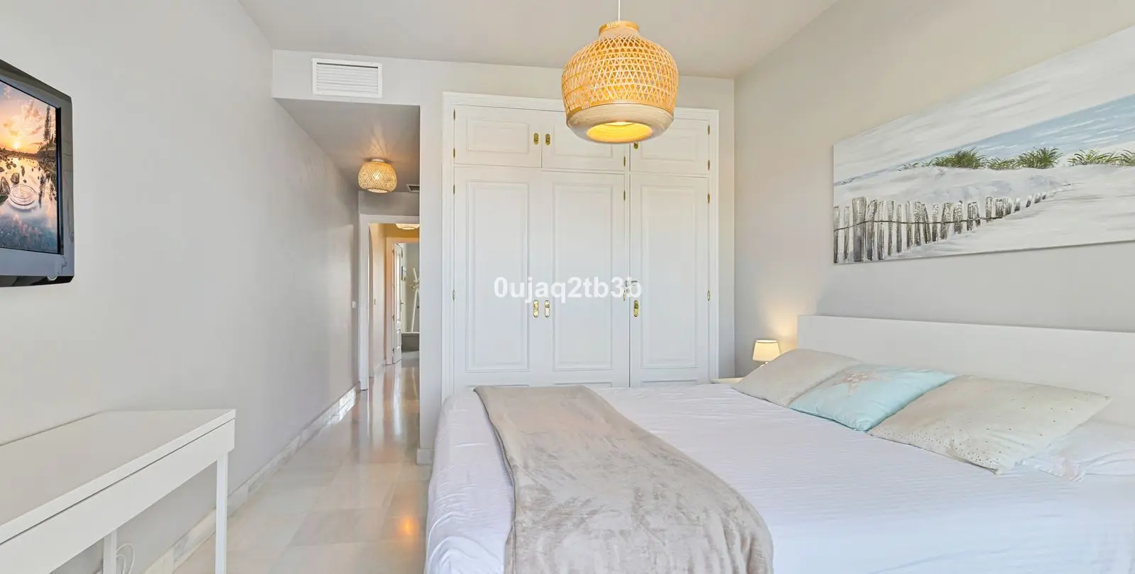 Sale of middle floor apartment in Aloha 8