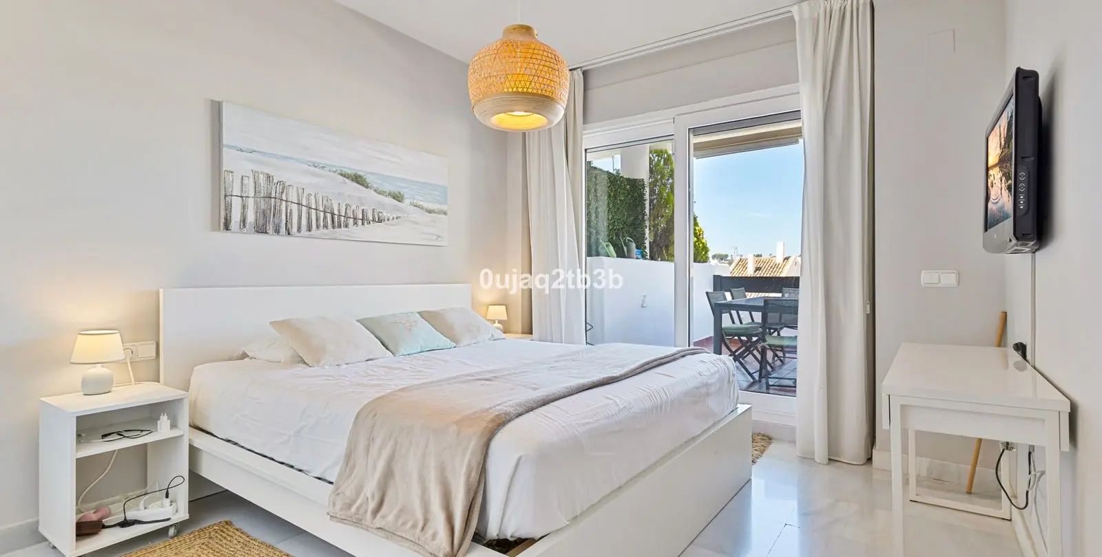 Sale of middle floor apartment in Aloha 9
