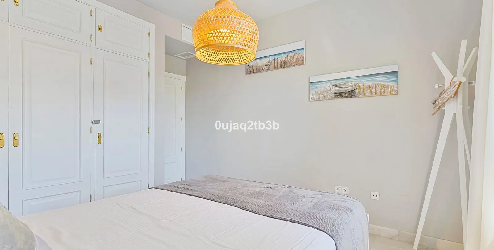 Sale of middle floor apartment in Aloha 10