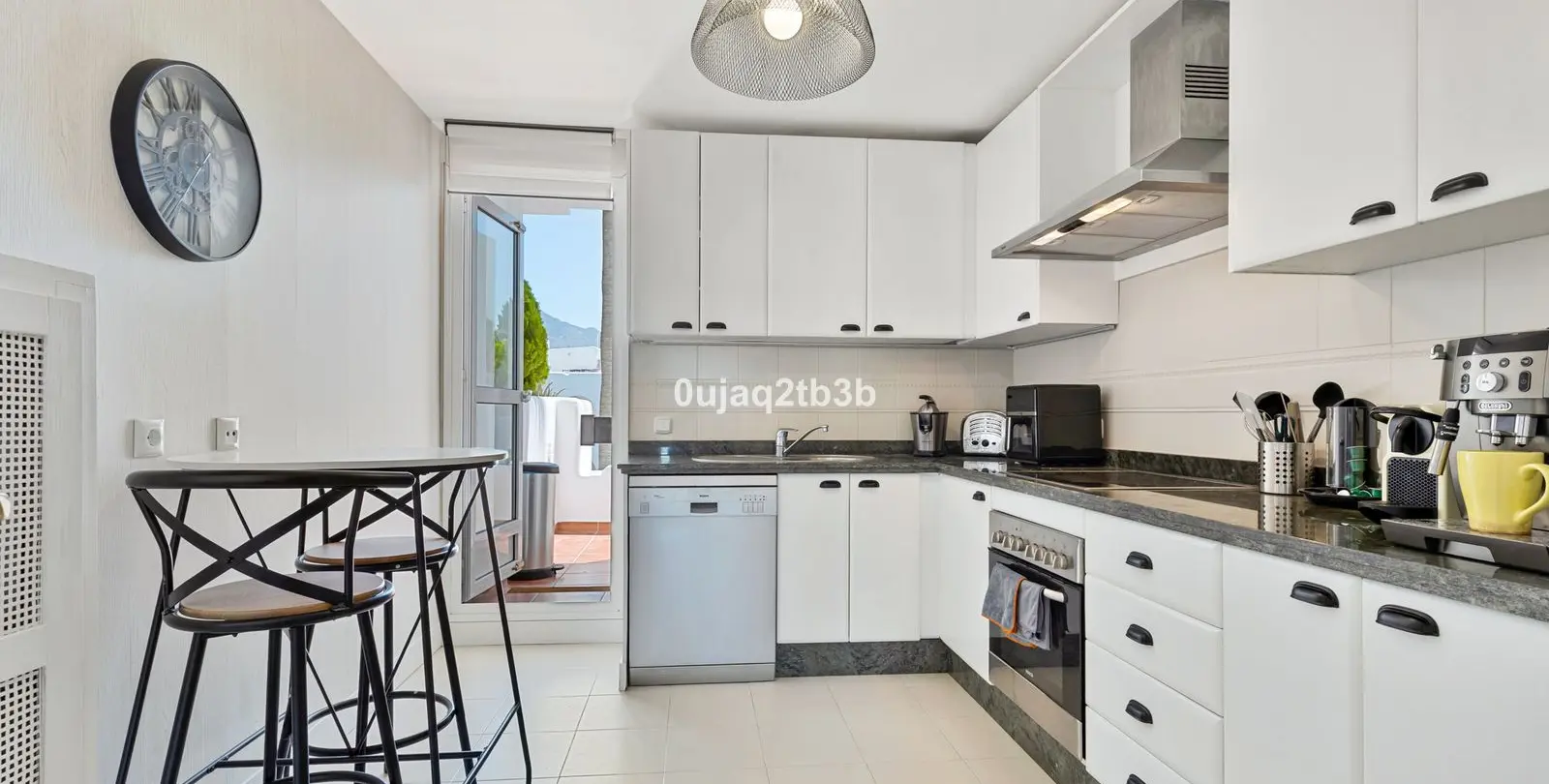 Sale of middle floor apartment in Aloha 12