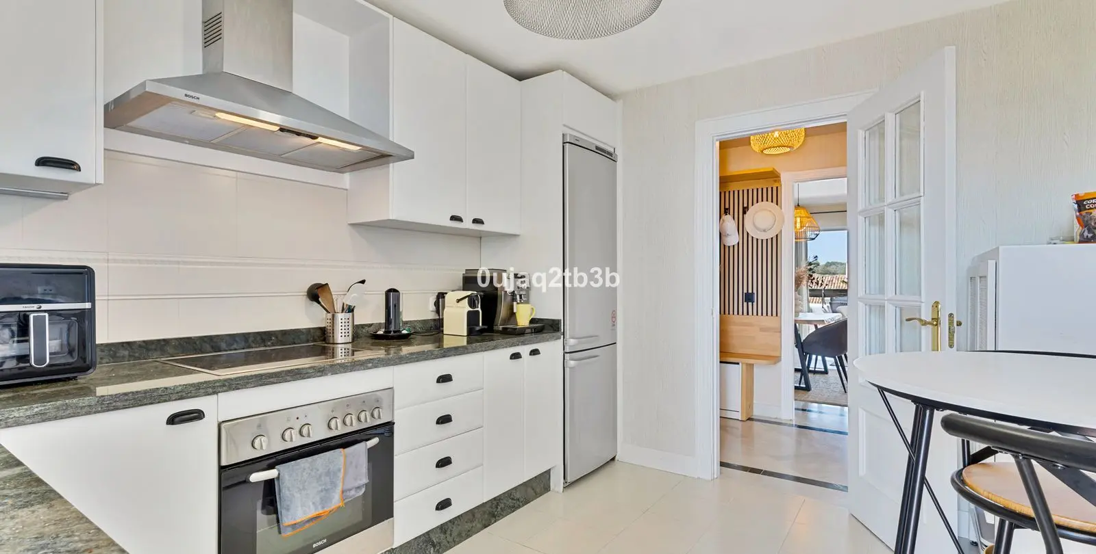 Sale of middle floor apartment in Aloha 13