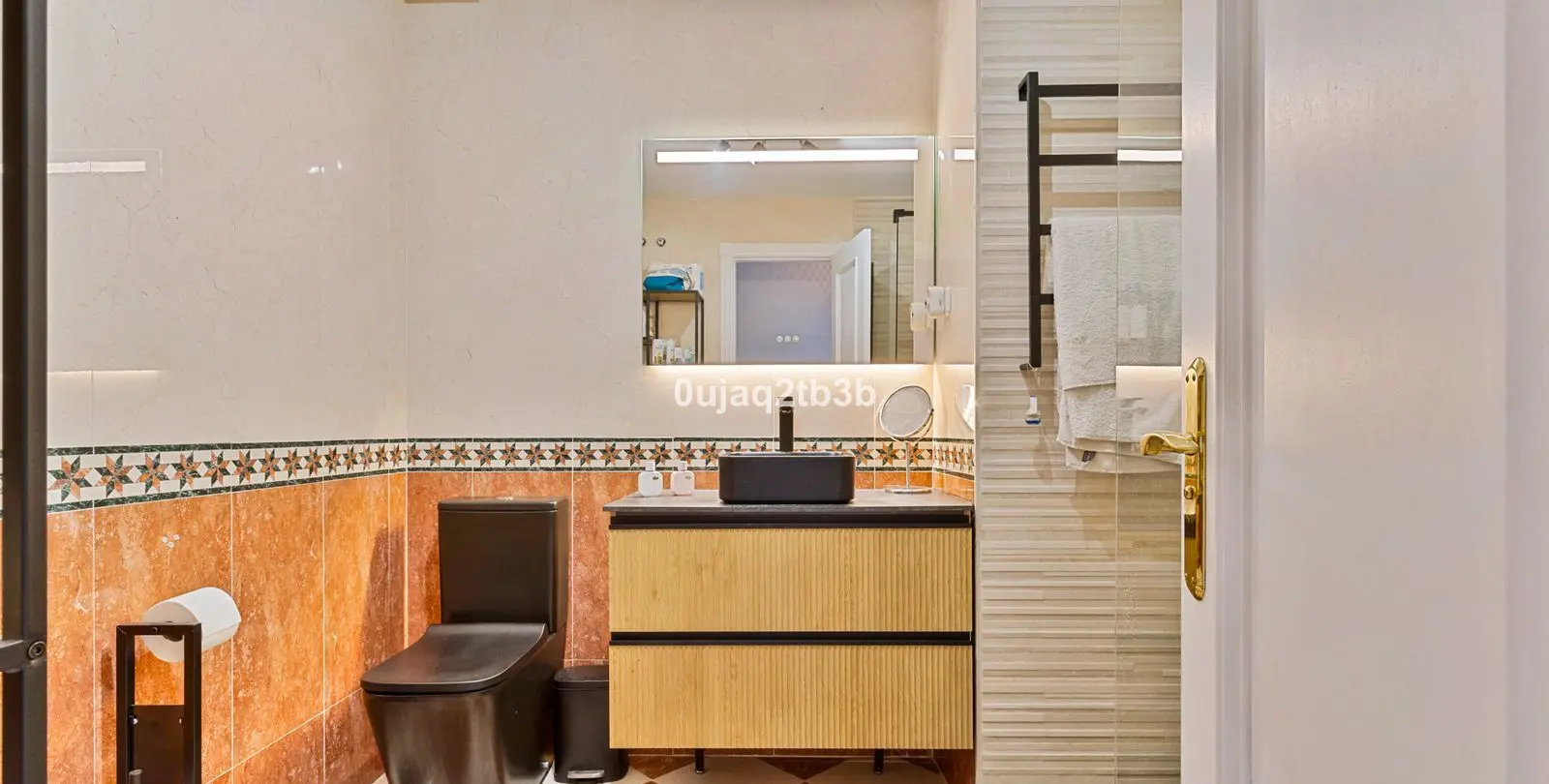 Sale of middle floor apartment in Aloha 14