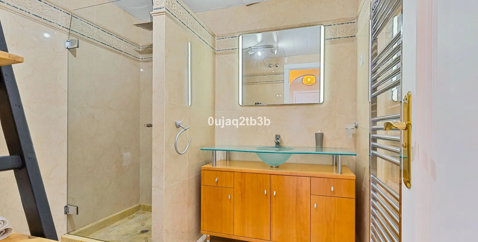 Sale of middle floor apartment in Aloha 15