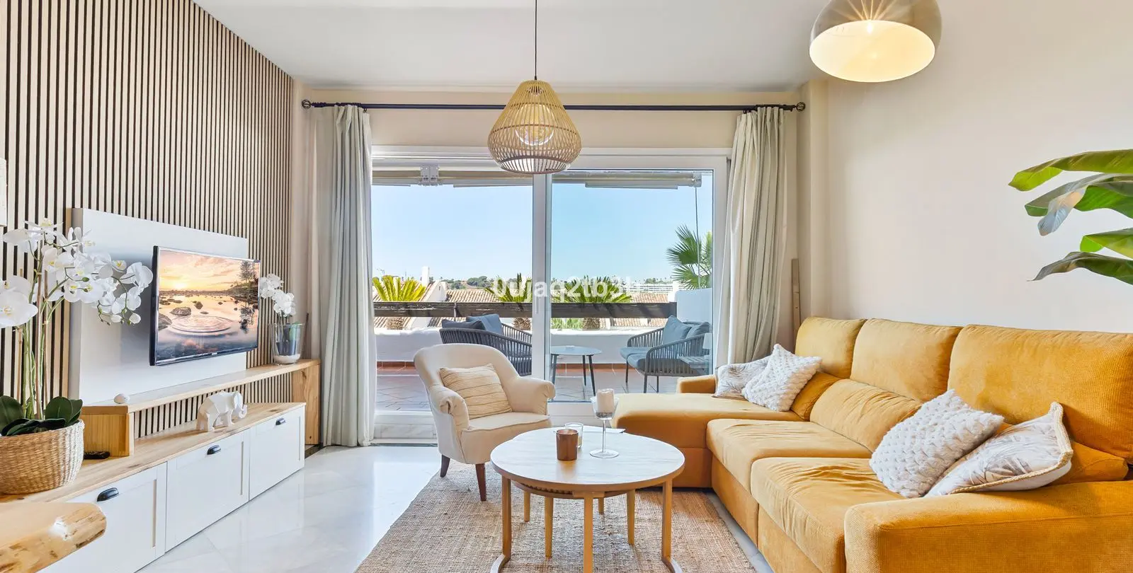 Sale of middle floor apartment in Aloha 19