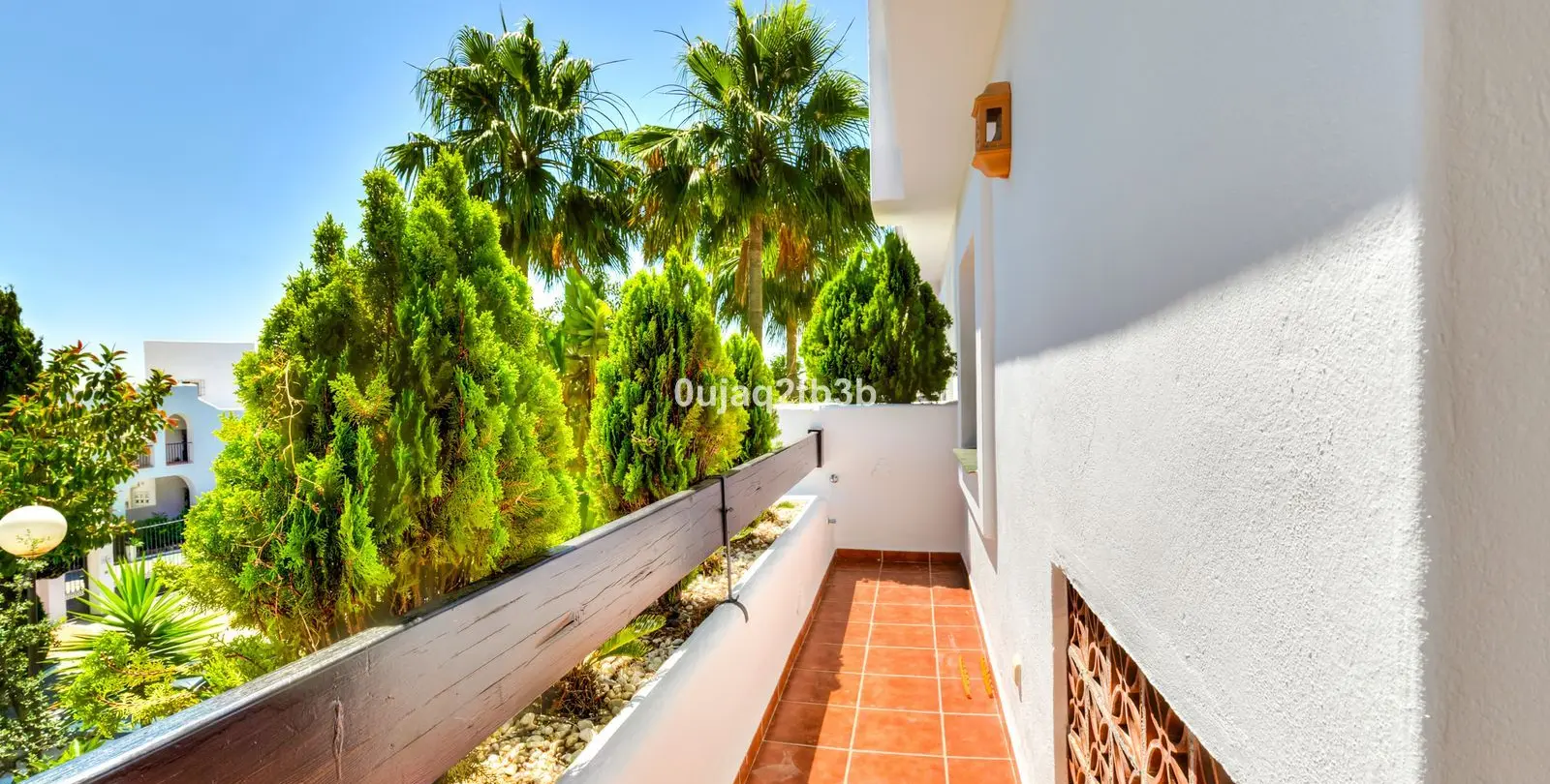 Sale of middle floor apartment in Aloha 20