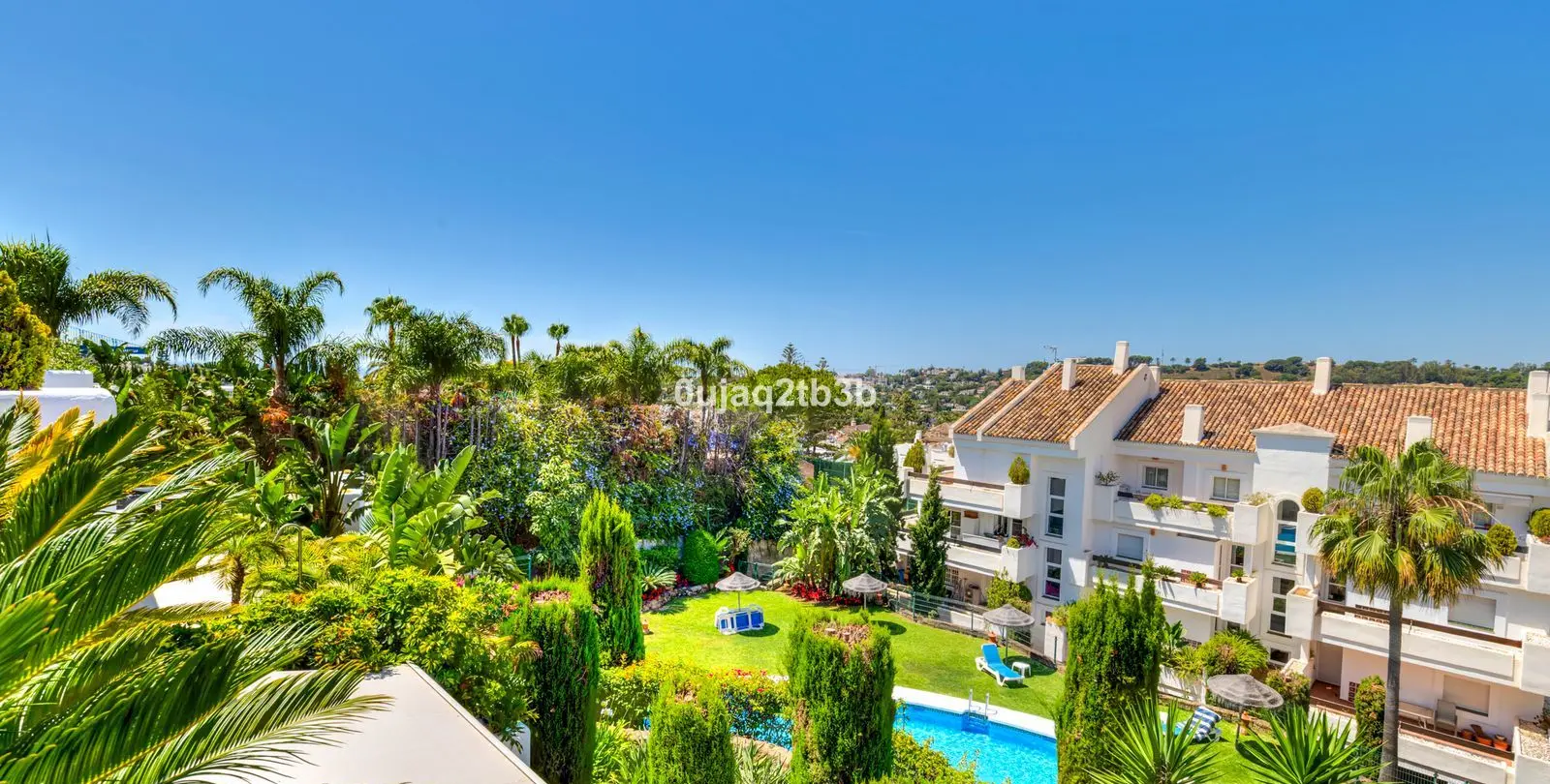 Sale of middle floor apartment in Aloha 21