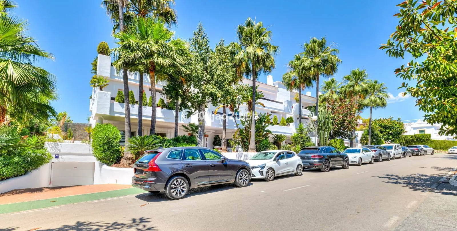 Sale of middle floor apartment in Aloha 22