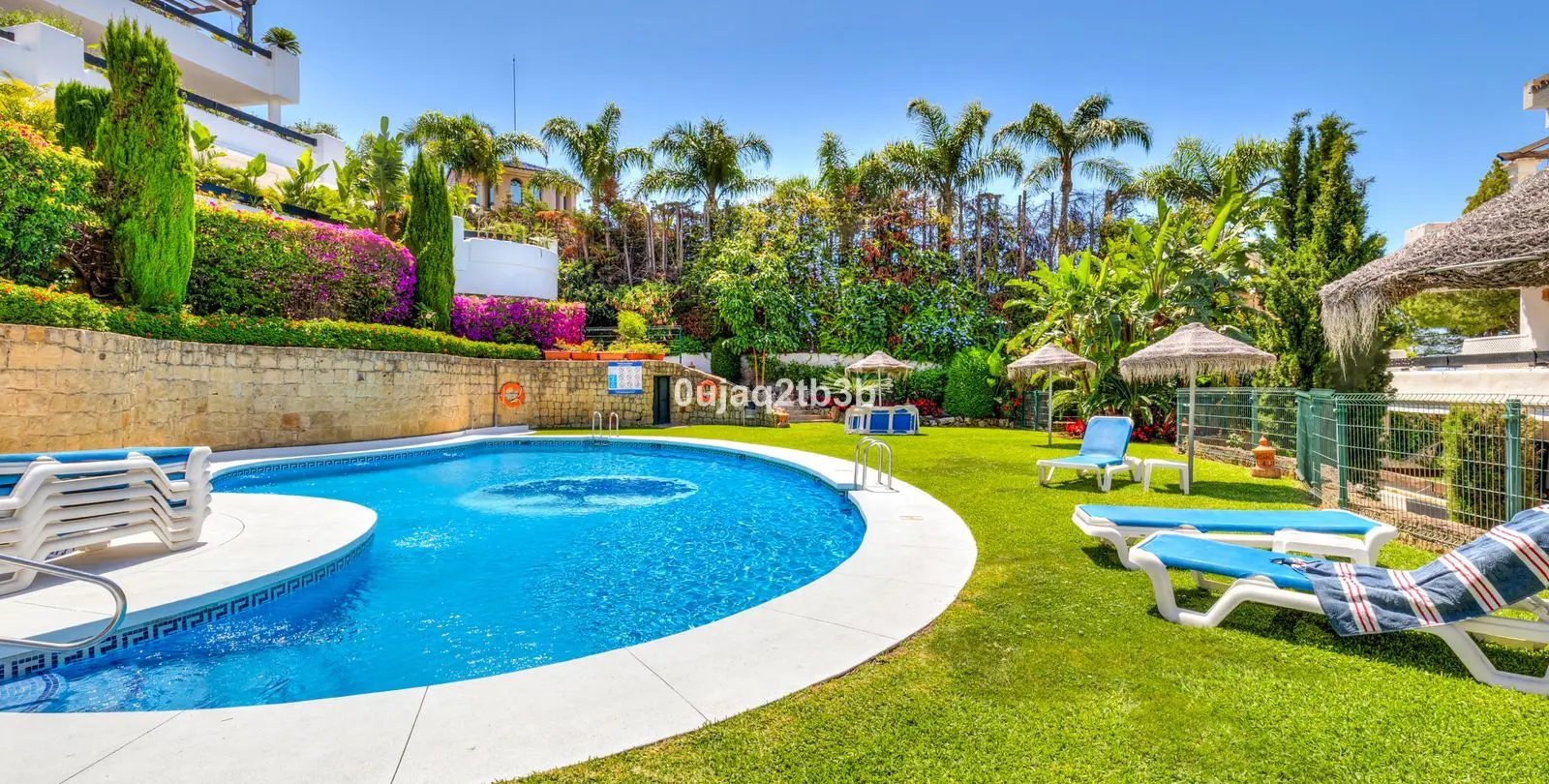 Sale of middle floor apartment in Aloha 23