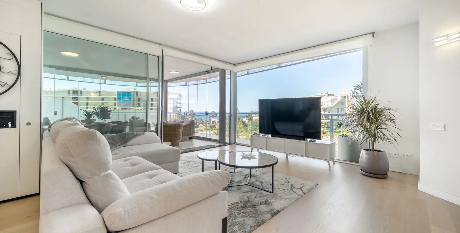 Sale of middle floor apartment in Fuengirola 1