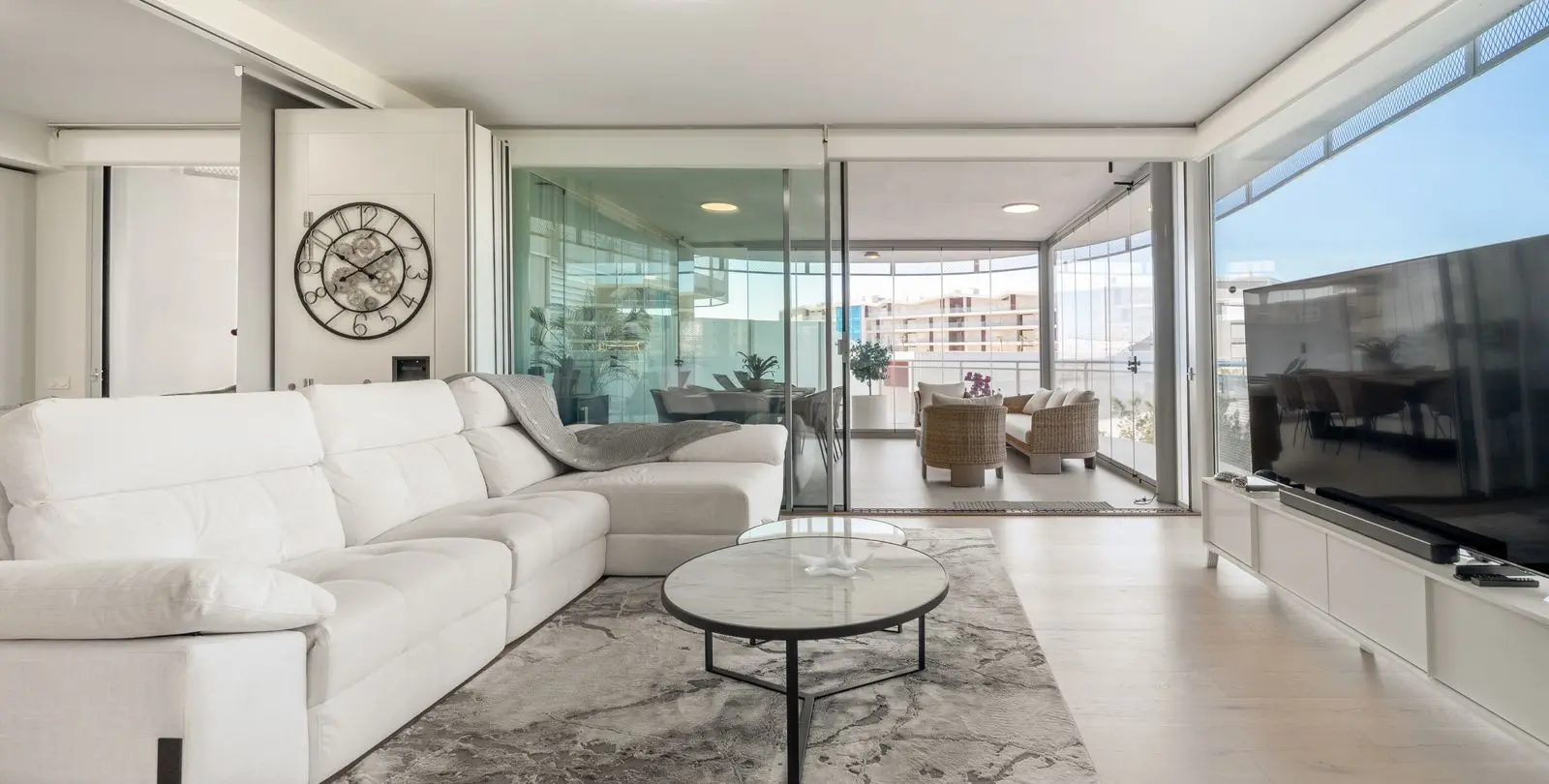 Sale of middle floor apartment in Fuengirola 2