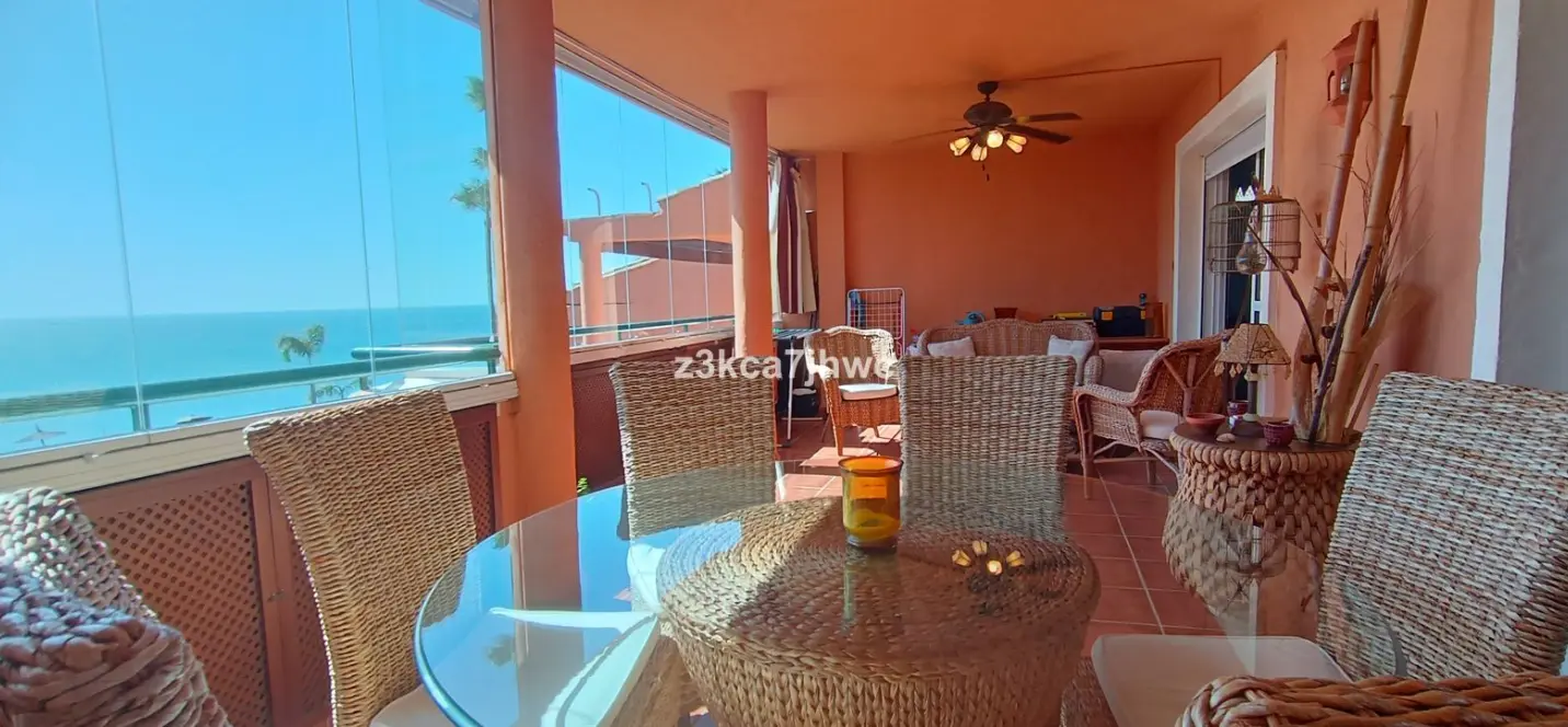 Продажа апартаментов на среднем этаже в Estepona 0