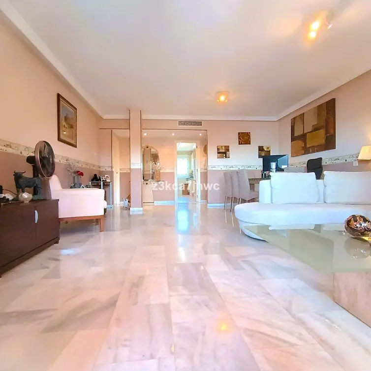 Продажа апартаментов на среднем этаже в Estepona
