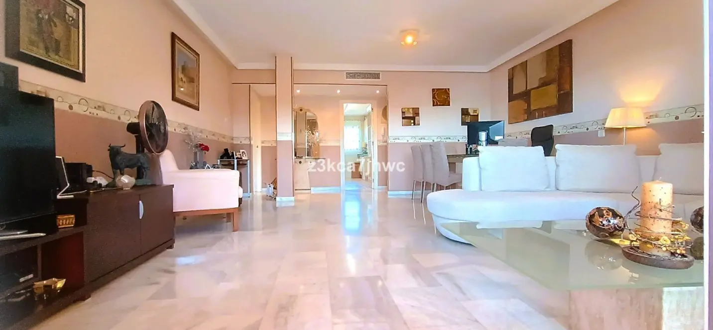 Продажа апартаментов на среднем этаже в Estepona 1