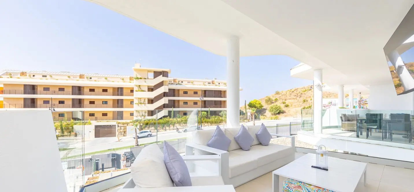 Sale of middle floor apartment in Fuengirola 1