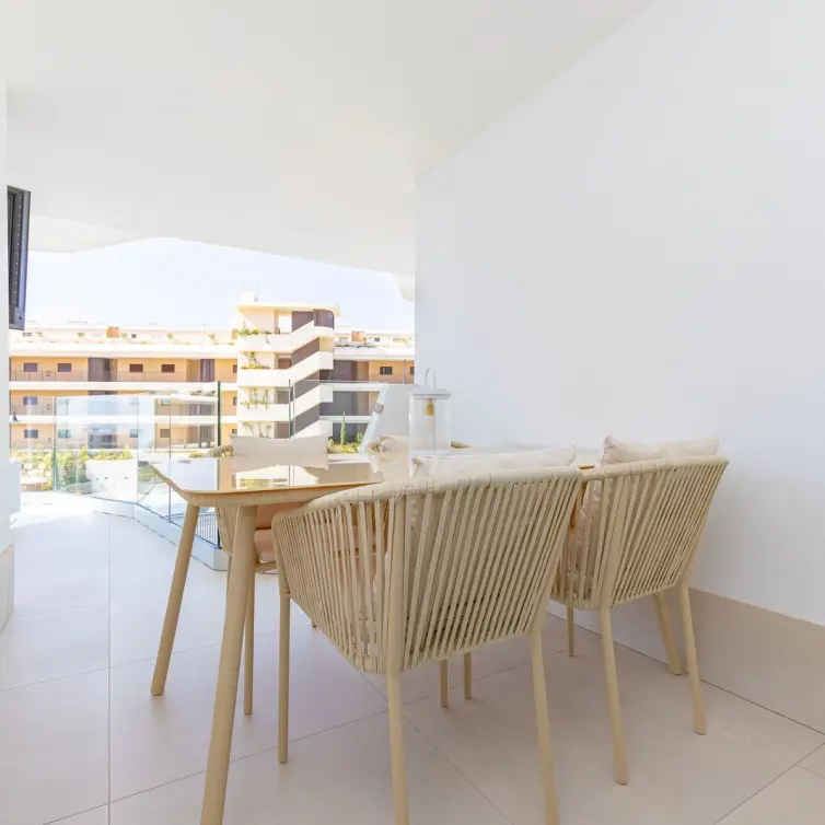 Sale of middle floor apartment in Fuengirola