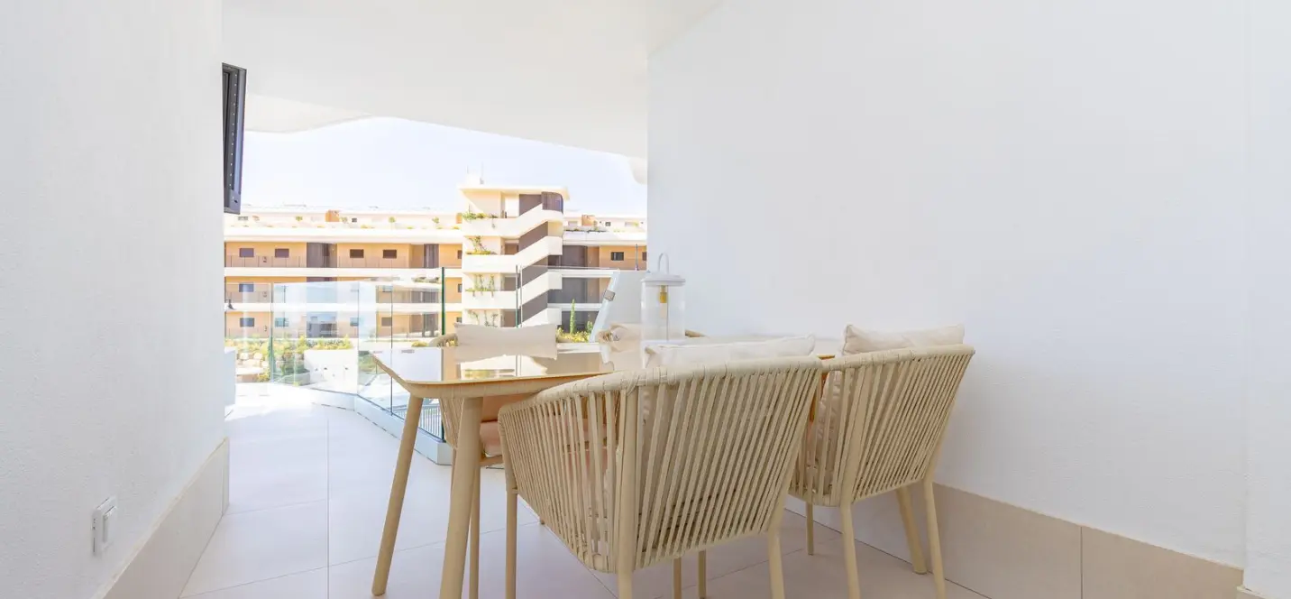 Sale of middle floor apartment in Fuengirola 2
