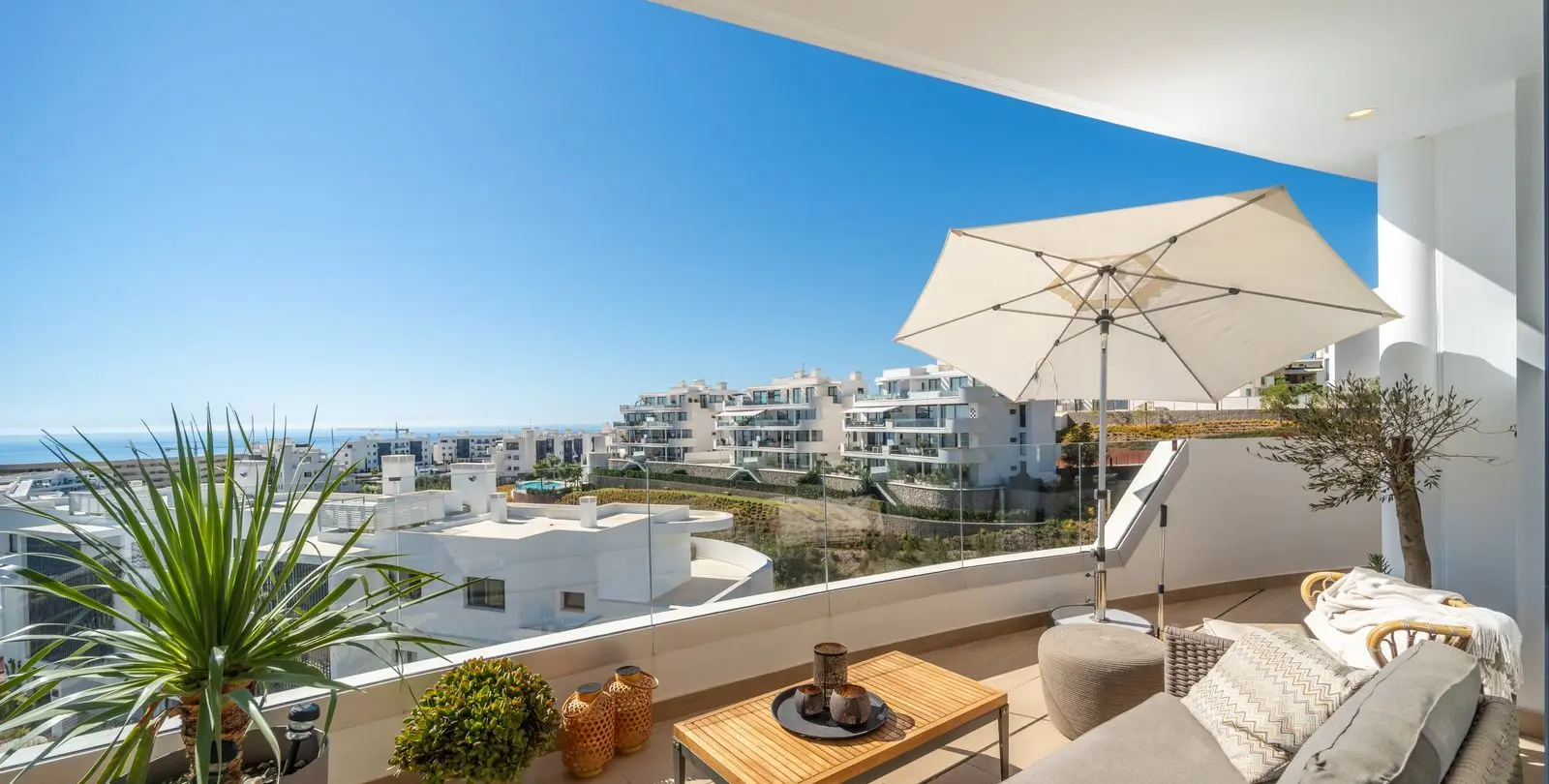 Sale of middle floor apartment in Fuengirola 2