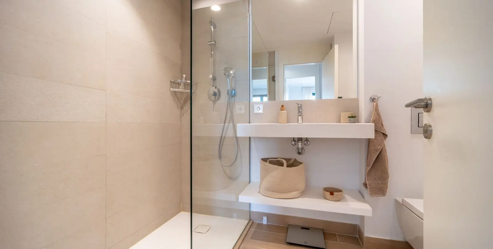 Sale of middle floor apartment in Fuengirola 26