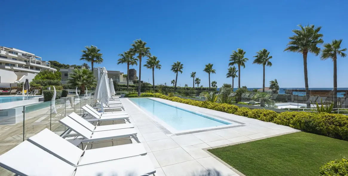 Venta de apartamento en planta baja en Estepona 2