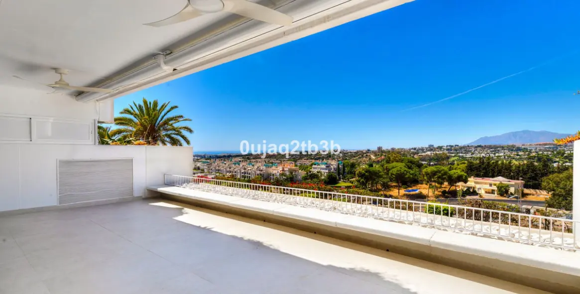 Venta de apartamento en planta media en Marbella 1