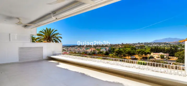Venta de apartamento en planta media en Marbella 0