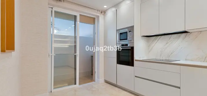 Venta de apartamento en planta media en Marbella 4