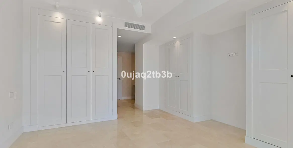 Venta de apartamento en planta media en Marbella 10