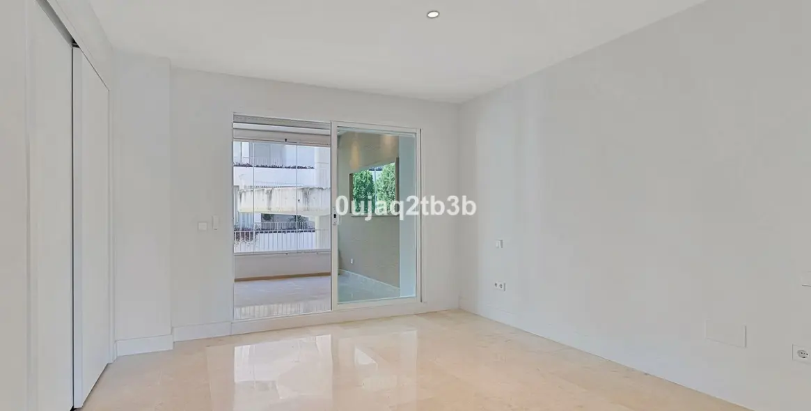 Venta de apartamento en planta media en Marbella 14