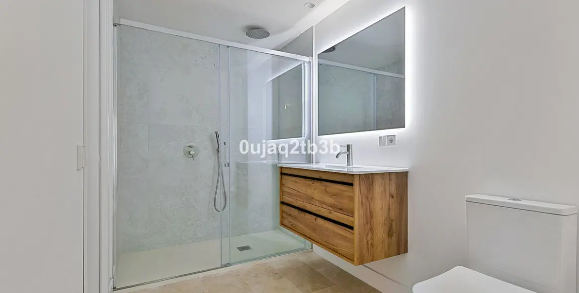Venta de apartamento en planta media en Marbella 16