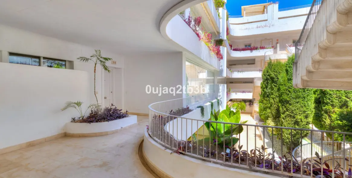 Venta de apartamento en planta media en Marbella 19