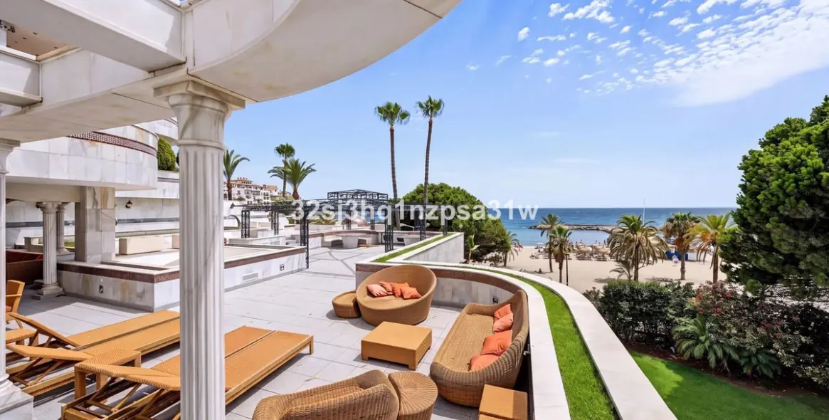 Venta de apartamento en planta media en Puerto Banús 2