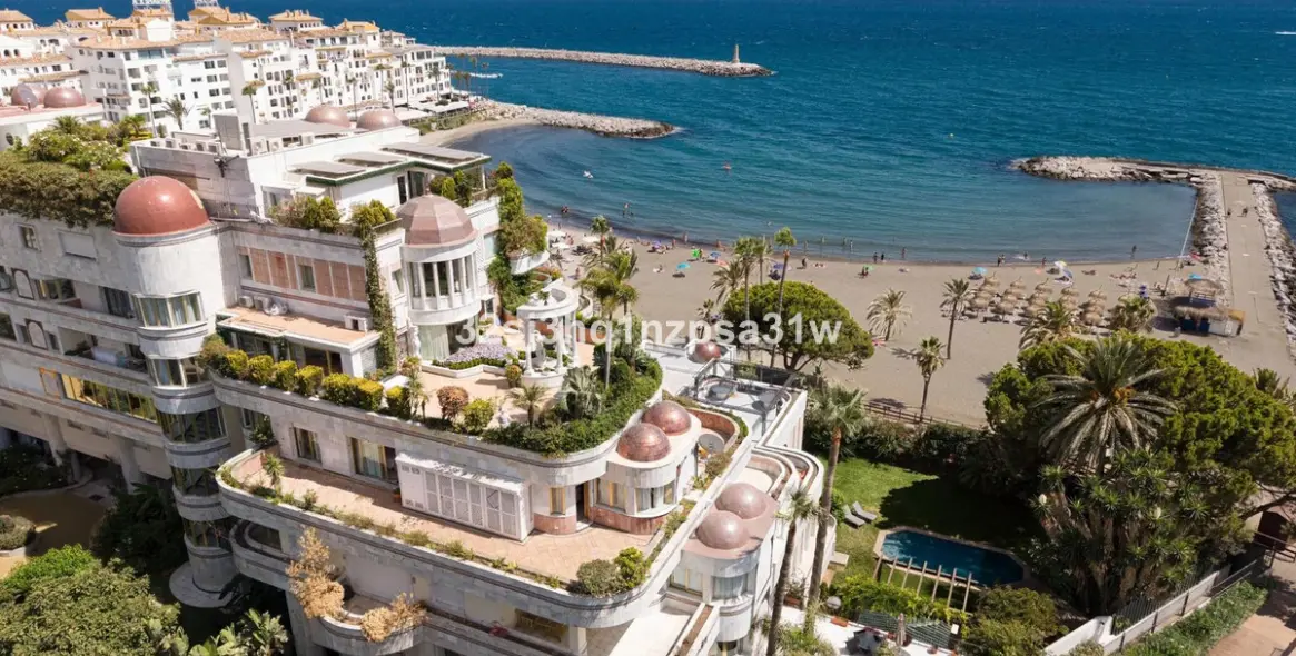 Venta de apartamento en planta media en Puerto Banús 3