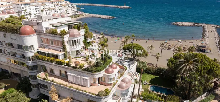 Venta de apartamento en planta media en Puerto Banús 2