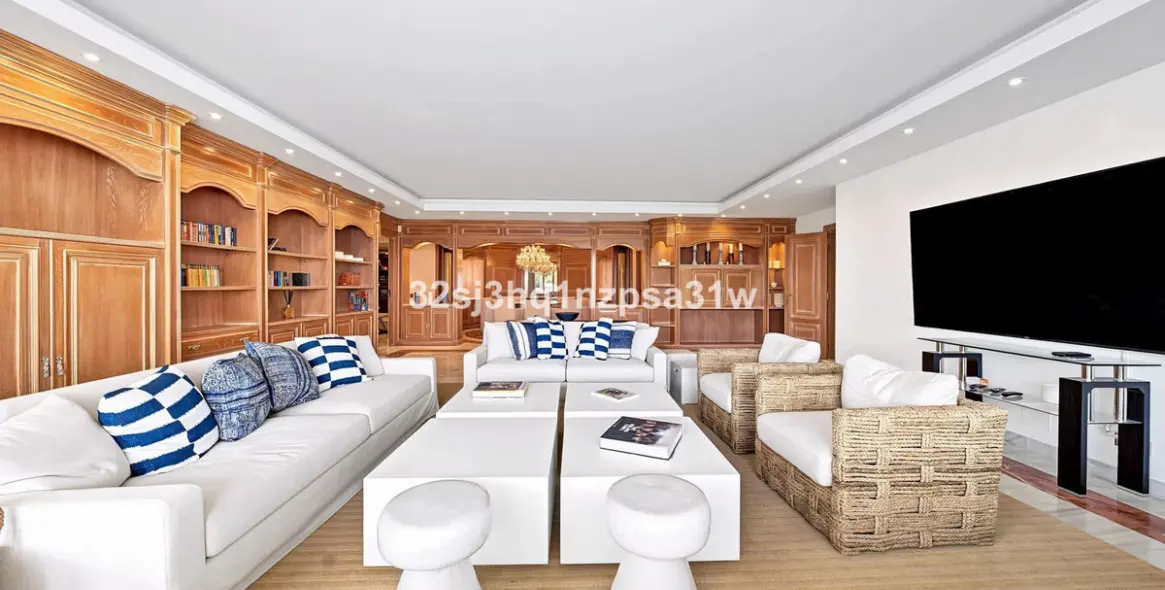Venta de apartamento en planta media en Puerto Banús 4