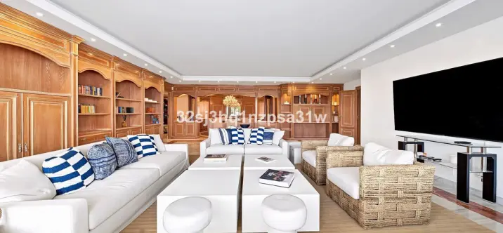 Venta de apartamento en planta media en Puerto Banús 3