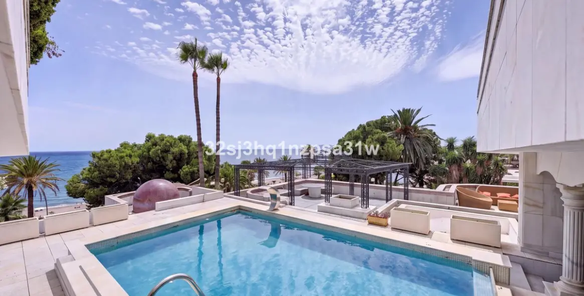 Venta de apartamento en planta media en Puerto Banús 5