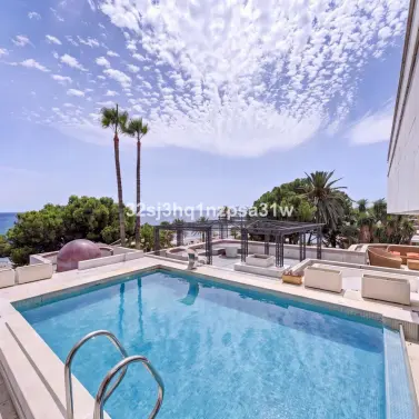 Venta de apartamento en planta media en Puerto Banús