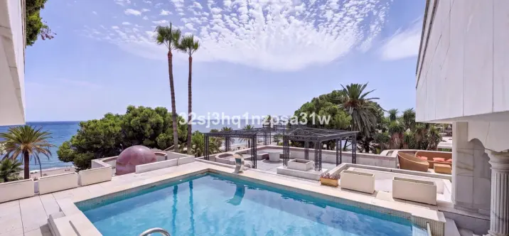 Venta de apartamento en planta media en Puerto Banús 4